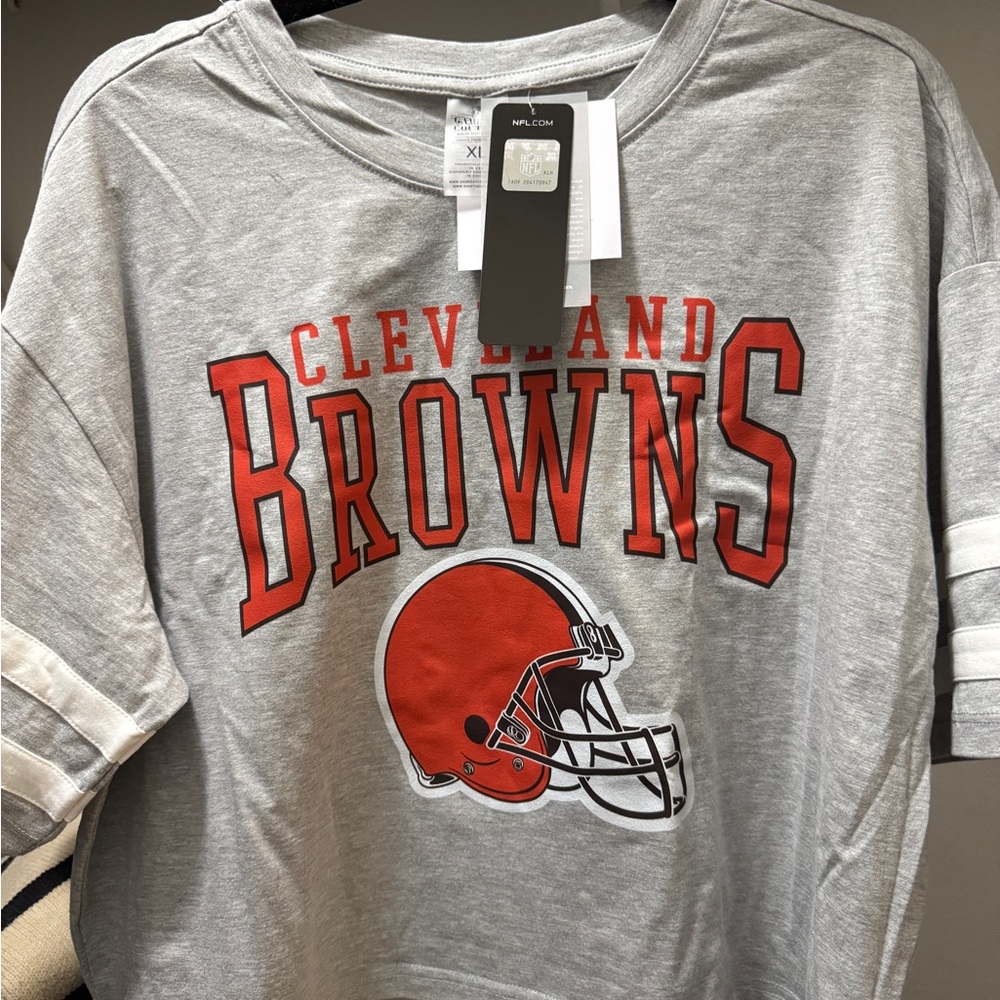 CLEVELAND BROWNS Gridiron Glam Crop Tee With Striped Detail